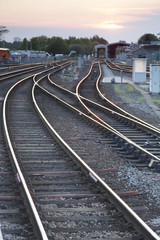 Obraz premium Railroad Tracks at Twilight Running into the Distance