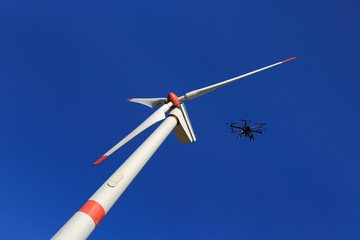 Turbina wiatrowa, wiatrak, energia, dron. © Stanisław Błachowicz