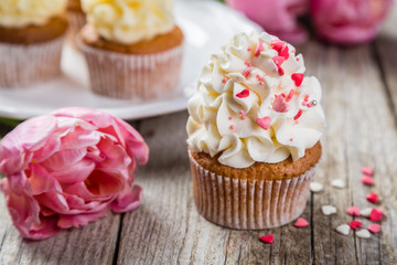 Cupcakes with vanilla frosting and hearts