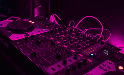mesa de mezclas con control de sonido tonos morados en discoteca