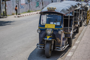 Obraz na płótnie Canvas traffico e trasporti col tuk tuk a Bangkok