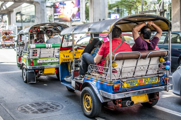 traffico e trasporti col tuk tuk a Bangkok