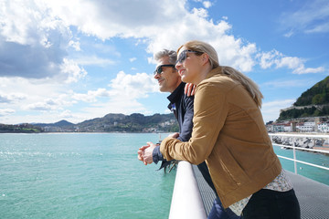 Fototapeta premium Para w średnim wieku obejmująca się nad morzem, San Sebastian