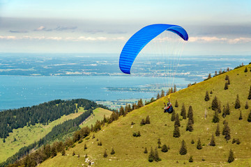 Paraglider über dem Chiemsee/Bayern