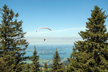 Paraglider über dem Chiemsee/Bayern