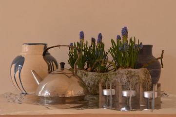 stilleven in blauw met ouderwetse ketel