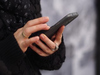 Frau scrollt mit smartphone durchs Internet
