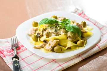 Tagliatelle pasta with chicken and mushrooms