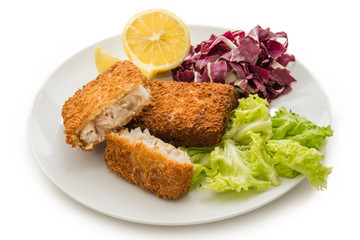 Filetti di merluzzo croccante fritto con contorno di insalata