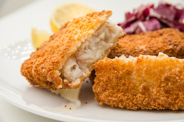 Filetti di merluzzo croccante fritto con contorno di insalata