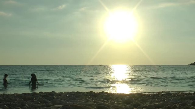 Arabische und europ&auml;ische Frau in den Wellen am Strand einer Bucht in der s&uuml;dwestlichen T&uuml;rkei