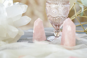 Wedding decoration with crystals, pink quartz, amethyst, rock crystal, floristry and serving