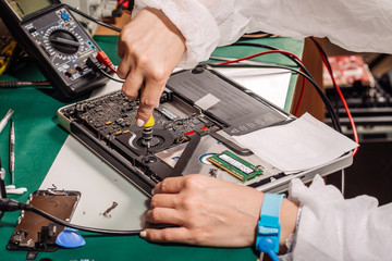 Naklejka premium woman repairing computer hardware in service center. Repairing and fixing service in lab. Electronics repair service concept.