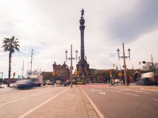 Fototapeta na wymiar Columbus Statue in Barcelona with cars and motion blur