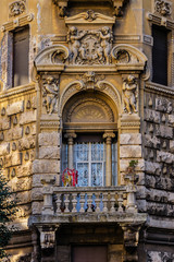 Obraz premium Typical Old Italian house with sculptures. Rome.