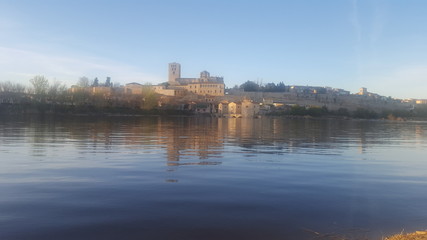 Fototapeta na wymiar Zamora sobre el río Duero 2