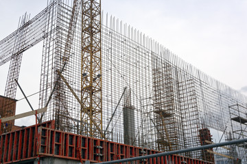 Plac budowy, zbrojenie budynku © gpmax