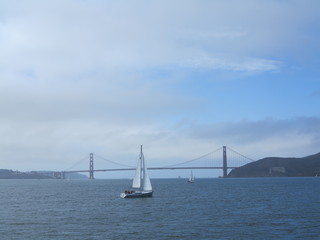 Fototapeta na wymiar Golden Gate bridge and the boat