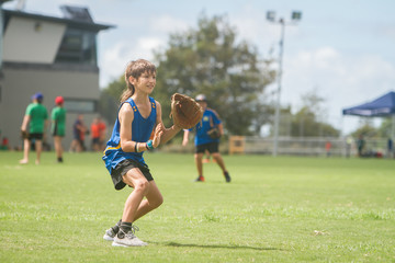 Obraz premium young preteen boy playing softball on outdoor background