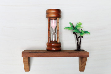 ウォールシェルフと砂時計と椰子の木