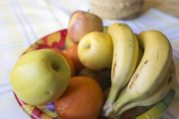 Fruit bowl with several fruits.
