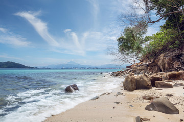 Strand in Borneo mit Kinabalu im Hintergrund