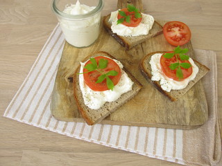 Brot mit aufgeschlagenem Feta und Tomate