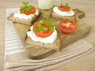 Fototapeta na wymiar Brot mit aufgeschlagenem Feta und Tomate