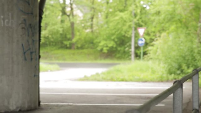 Mann in Sportkleidung springt &uuml;ber Gel&auml;nde, Mitzieher