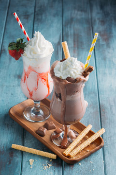 Strawbeeries and chocolate smoothies