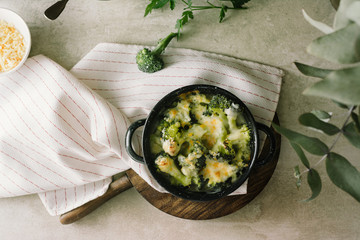 Broccoli with béchamel sauce and gratin cheese