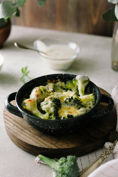 Broccoli with béchamel sauce and gratin cheese