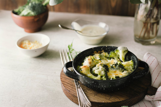 Broccoli with béchamel sauce and gratin cheese