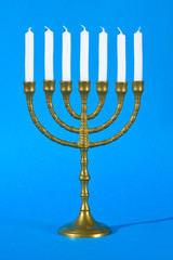 Sieben armiger Leuchter Kerzenständer jüdische Tradition auf blauem Hintergrund