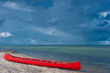 Kanu am Strand in der Hohwachter Bucht bei Behrensdorf