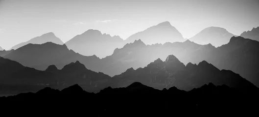 Gordijnen Een prachtig, abstract zwart-wit berglandschap. Decoratieve, artistieke look in zwart-witte stijl. © dachux21