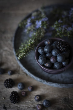 Blueberries and blackberries in a bowl
