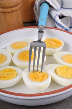 Les œufs durs coupés dans une assiette 