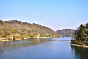 春霞・呑吐ダムと衝原湖の西日兵庫県神戸市