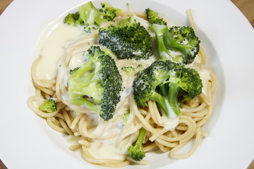 Pasta mit Brokkoli-Gorgonzola-Sauce