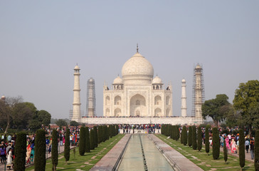 Obraz premium Taj Mahal (Crown of Palaces), an ivory-white marble mausoleum on the south bank of the Yamuna river in Agra, Uttar Pradesh, India 