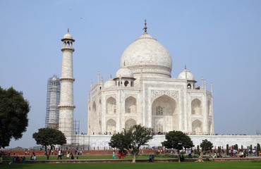 Taj Mahal (Crown of Palaces), an ivory-white marble mausoleum on the south bank of the Yamuna river in Agra, Uttar Pradesh, India 