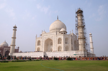 Obraz premium Taj Mahal (Crown of Palaces), an ivory-white marble mausoleum on the south bank of the Yamuna river in Agra, Uttar Pradesh, India 