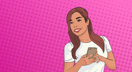 Obraz premium Young Woman Using Cell Smart Phone Chatting Online Over Pop Art Colorful Retro Style Background Vector Illustration