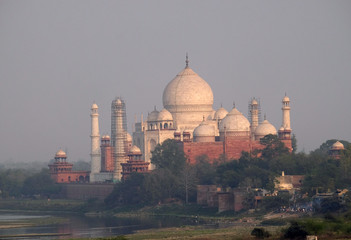 Obraz premium Taj Mahal (Crown of Palaces), an ivory-white marble mausoleum on the south bank of the Yamuna river in Agra, Uttar Pradesh, India