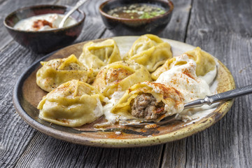Traditionelle türkische Manti mit Joghurt und Essig auf einem Teller