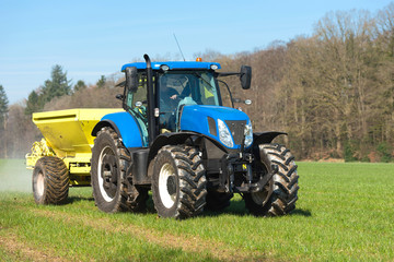 Traktor beim Düngen auf dem Feld - 6593