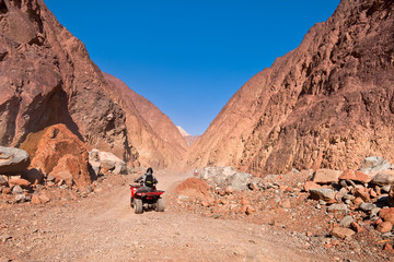 Wakacje w Egipcie. Wyprawa na quadach w  kanionie na pustyni.