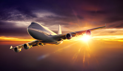 Naklejka premium Samolot latający podczas zachodu słońca