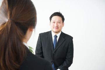 面接を受ける中年の男性